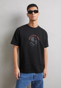 Makia URSUIT - Trükipildiga T-särk - black