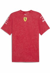 Czerwona koszulka z krótkim rękawem z bawełny, z fakturowanym wykończeniem, okrągłym dekoltem oraz logo Ferrari na plecach z brandingiem Puma na rękawach.