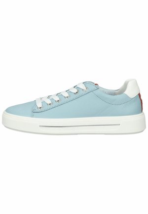 Hellblauer Sneaker mit niedrigem Schaft, weißen Schnürsenkeln, weißer Sohle und weißem Fersenlaschen mit braunem Akzent auf weißem Hintergrund.
