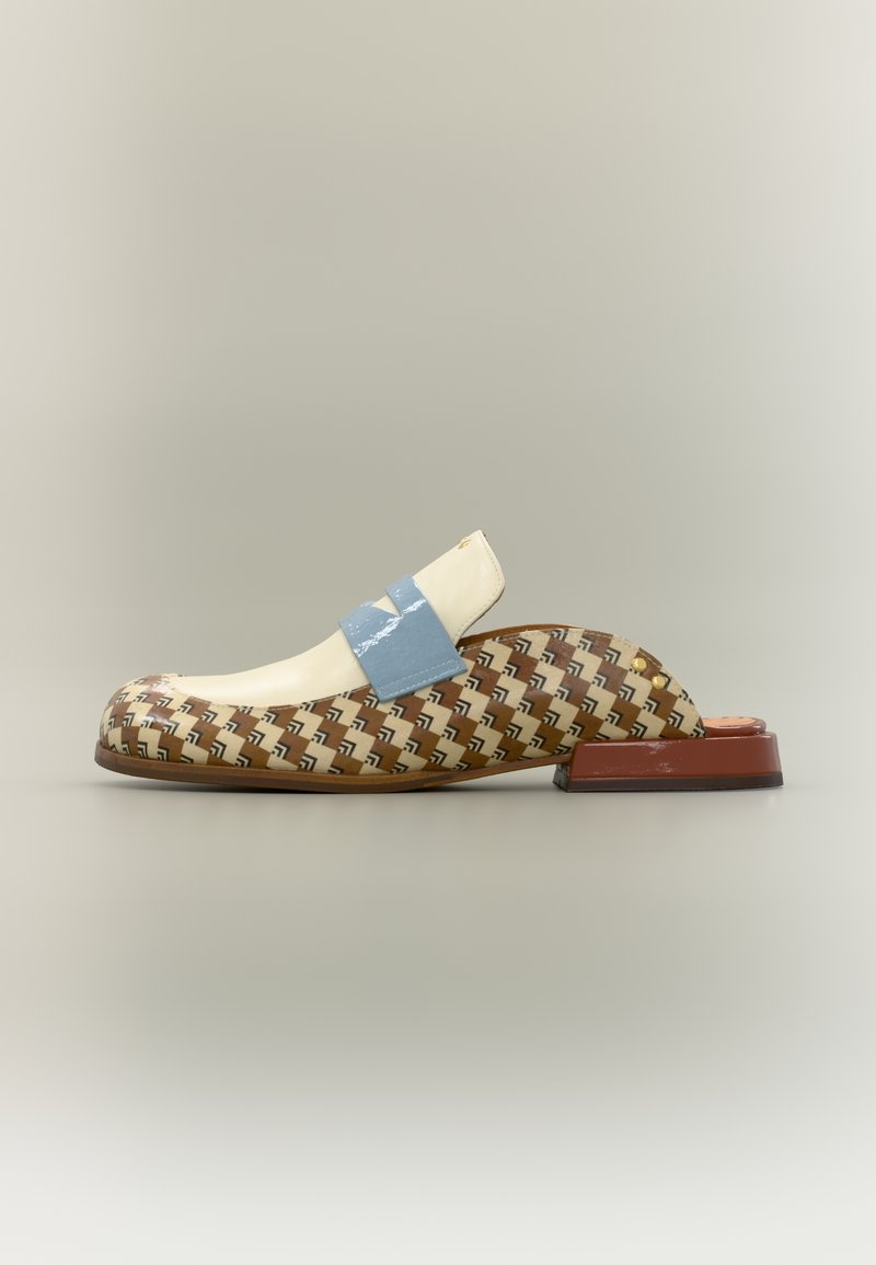 Chaussure à bride arrière avec une tige crème brillante, un corps à motifs marron et beige, une bride accentuée bleue et un petit talon bloc marron.