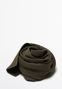Mörkgrön ribbad stickad halsduk löst rullad på en vit bakgrund, som visar textur och mjuka tygveck.