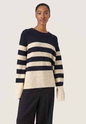 Gestreifter Pullover in Marineblau und Creme mit breitem Rippenstruktur, lockerer Passform und abgesenkten Schultern. Lange Ärmel mit kontrastierenden Bündchen.
