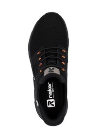Baskets de sport noires avec une tige en maille respirante, accents orange et une languette rembourrée. Elles disposent de lacets plats et d'une semelle intérieure noire rembourrée.