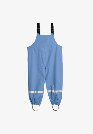 Pantaloni da lavoro impermeabili blu con bretelle nere regolabili, polsini elasticizzati, bande riflettenti argento e una tasca sul retro. Texture liscia e design utilitario.