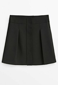 Jupe plissée noire en tissu lisse, dotée d'une ceinture structurée et d'une coupe droite, avec des coutures apparentes sur le devant.