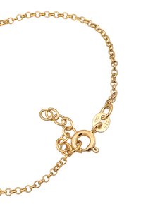 Bracelet en chaîne dorée avec des formes ovales liées, doté d'un fermoir à homard et d'étiquettes affichant "925" pour la pureté de l'argent.