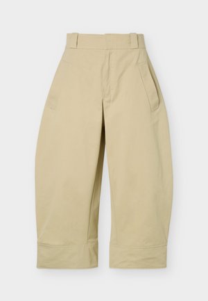 Pantalones beige de pierna ancha y tiro alto, recortados, con presillas para cinturón, bolsillos laterales y costuras visibles en los puños.