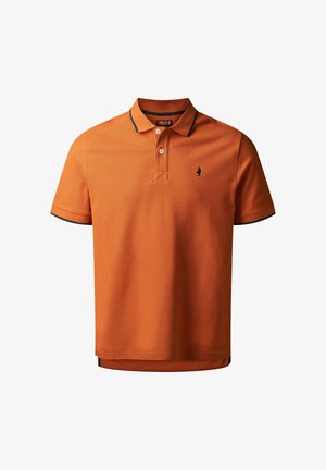 Oranges Poloshirt mit kurzen Ärmeln, ausgestattet mit einem Kragen und zwei Knöpfen. Schwarze Akzentverzierung an den Ärmeln mit einem kleinen Emblem auf der Brust.