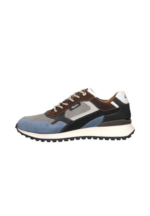 Lage sneaker met blauwe, grijze, bruine, zwarte en witte panelen, beige veters en rubberen zool, zijaanzicht op een witte achtergrond.