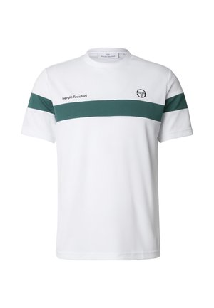 Biały T-shirt z krótkim rękawem z zielonym poziomym paskiem, napis "Sergio Tacchini" po lewej stronie klatki piersiowej oraz czarne logo po prawej stronie klatki piersiowej.