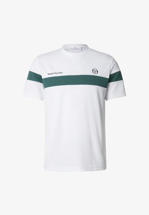Witte T-shirt met korte mouwen met een groene horizontale streep, "Sergio Tacchini" tekst op de linkerborst en een zwart logo op de rechterborst.