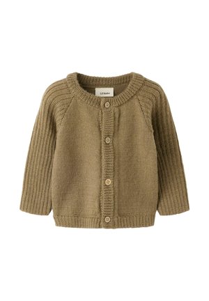 Cardigan bébé beige tricoté avec col rond, manches longues en côtes, fermeture par boutons et étiquette Lil' Atelier sur fond blanc.