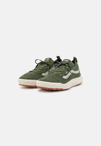 Groene gebreide sneakers met grijze accenten, textuur bovenwerk, witte tussenzool en bruine rubberen buitenzool. Beschikt over een ronde neus en vetersluiting.