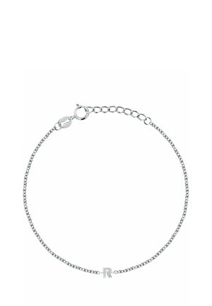 Silbernes Gliederarmband mit verstellbarem Verschluss und einem kleinen Buchstaben "R" Anhänger, besetzt mit klaren Steinen.