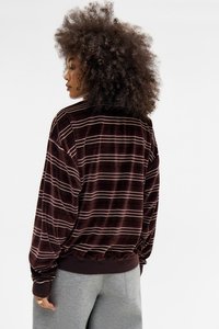 Pullover in velluto color bordeaux scuro con motivo a righe orizzontali color crema. Presenta una vestibilità morbida, polsini a coste e orlo arricciato.