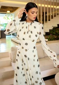 Lipsy LONG SLEEVE GATHERED WAIST SPOT MIDI REGULAR - Vapaa-ajan mekko - black white