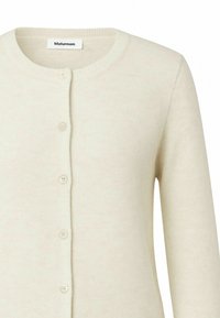 Lyse beige cardigan lavet af blødt materiale, med rund halsudskæring, knaplukning foran og ribbet kant langs kraven og ærmekanterne.