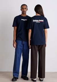 Tommy Jeans FLAG TEE UNISEX - Triko s potiskem - dark night navy
