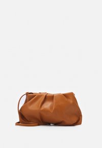 Braune Ledertasche mit gerafftem Design, Reißverschluss und abnehmbarem Riemen. Verfügt über eine glatte Textur und einen dezenten Glanz.