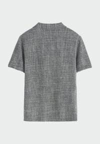 Chemise à manches courtes en tissu gris texturé avec un subtil motif en chevron, dotée d'un col rond et d'une coupe décontractée.