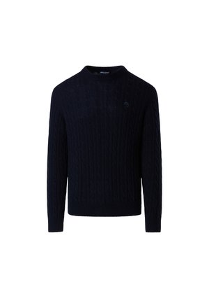 Suéter de punto de cable en color navy, confeccionado con un tejido texturizado. Presenta un clásico cuello redondo y puños y dobladillo acanalados. Detalle de logo minimalista en el pecho.