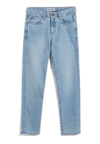Jean en denim bleu clair avec un design à cinq poches, fermeture à boutons et étiquette portant la mention « ARMEDANGELS » à la taille.