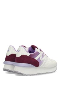 Vita och burgundy träningsskor med lila detaljer, som har texturerad mocka och meshmaterial, samt en lager-på-lager, kraftig souldesign.