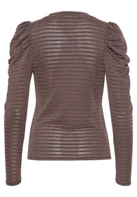 Långärmad topp i brunt med horisontella ränder. Har puffiga axlar och en ribbad textur som skapar distinkta linjer över tyget.