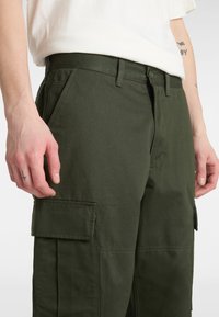 Vans SERVICE LOOSE - Cargohose - dark green