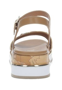 Sandal in sintetico marrone con cinturini, dotato di tacco piatto, caratterizzato da una stampa cartografica sulla soletta e dettagli metallici attorno alla suola.