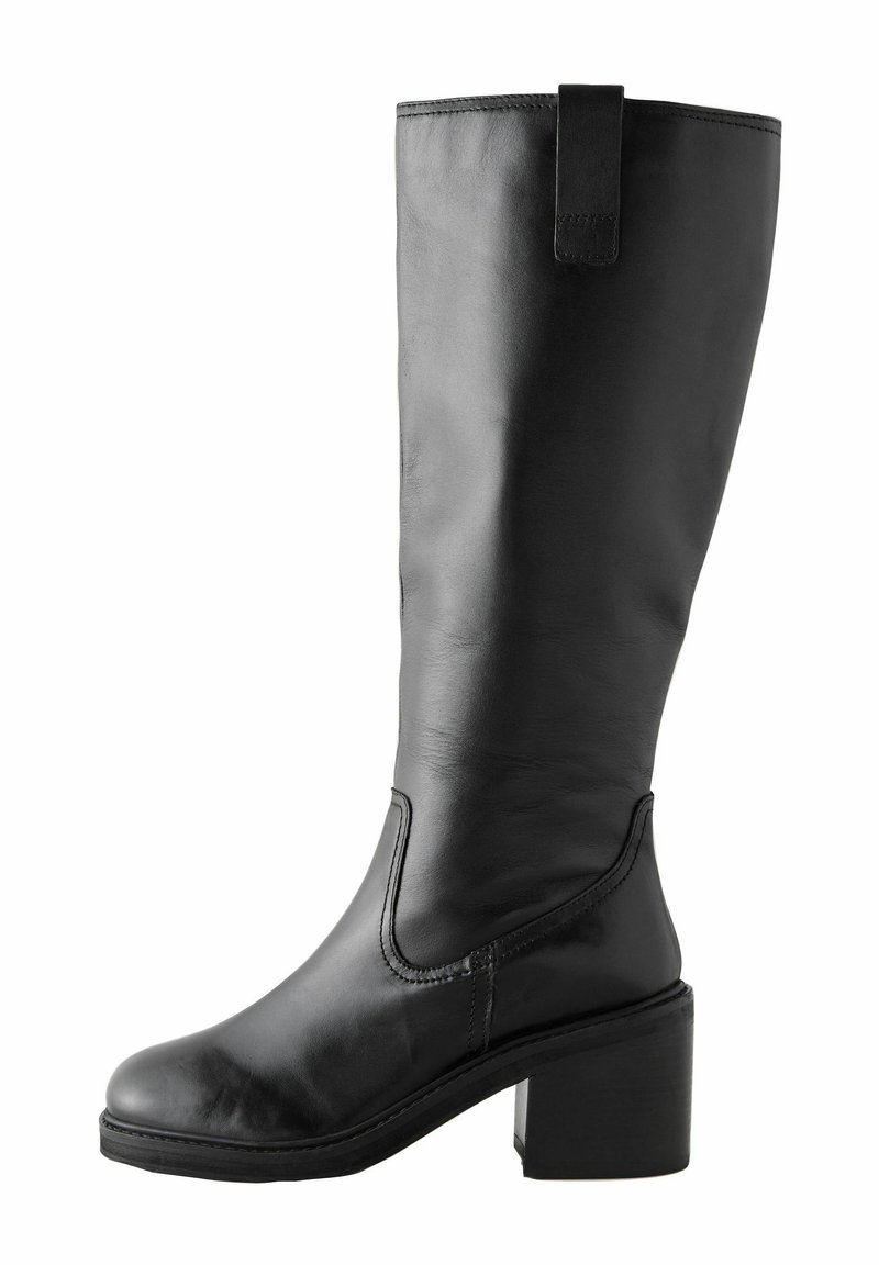 Botte en cuir noire, haute jusqu'au genou, avec un talon carré, texture lisse, bout rond et une languette en haut. Détails de couture minimalistes.