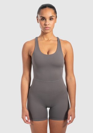 Grå atletisk bodysuit med brede stropper, tætsiddende design, glat tekstur og minimale sømme, der fremhæver en strømlinet silhuet.