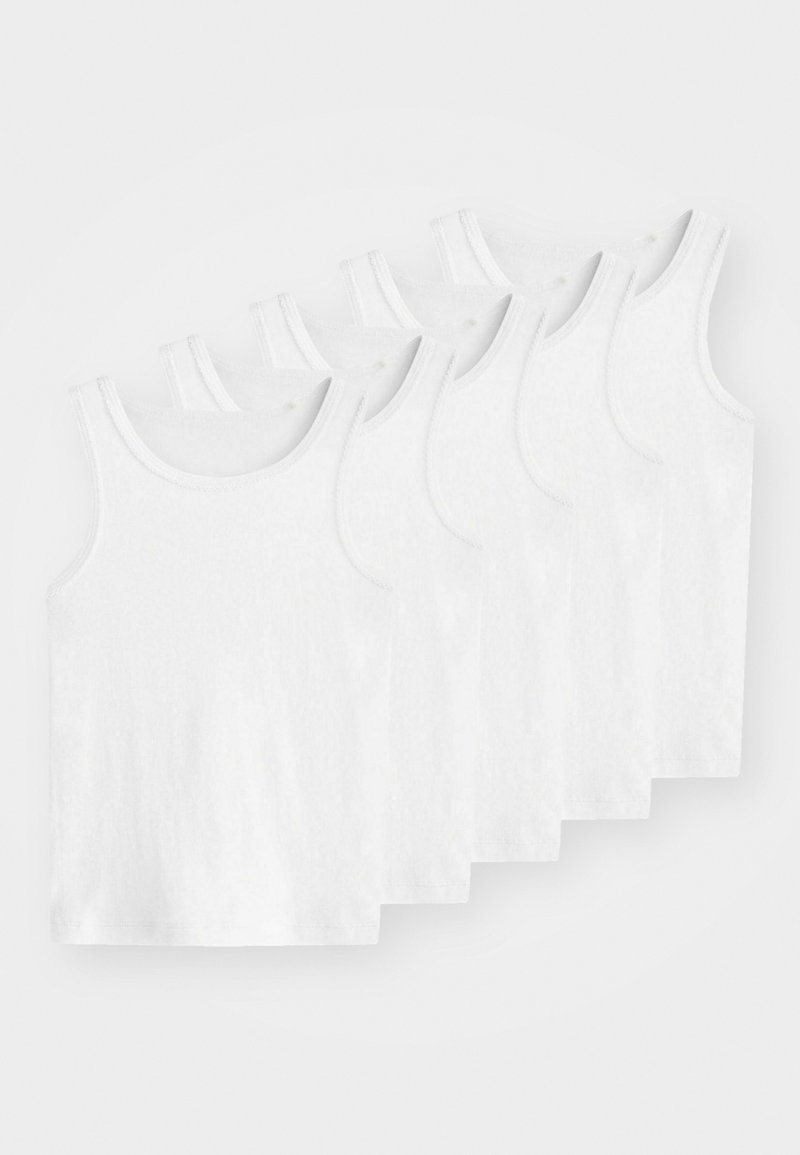 Cinque canottiere bianche in cotone esposte in fila. Ognuna presenta un collo rotondo e spalline larghe con una texture liscia.