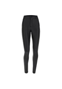 Pantalons en simili cuir noir avec une coupe ajustée, une fermeture éclair et un seul bouton à l'avant. Texture lisse sans motifs ni accents visibles.