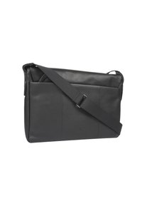 Borsa a tracolla in pelle nera con design piatto, tracolla regolabile e cuciture sottili sul pannello frontale. Dotata di chiusura con zip e hardware minimale.