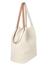 Skórzana torba typu tote w kolorze off-white o teksturowanym wykończeniu. Posiada brązowe i czarne akcenty w paskach, miękki, luźny kształt z zaokrąglonymi krawędziami.