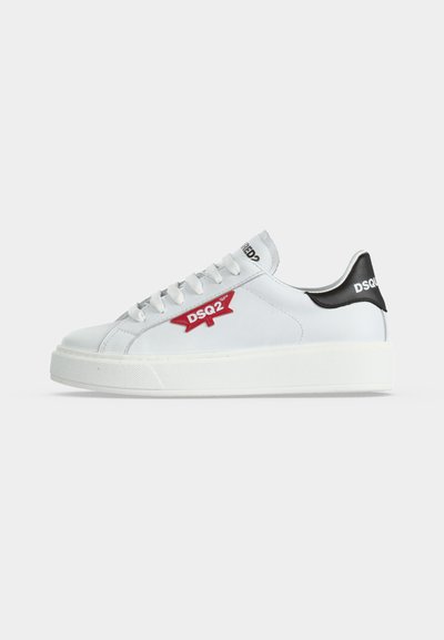 Baskets basses blanches avec lacets blancs, logo DSQ2 rouge sur le côté et languette noire au talon avec texte DSQ2 blanc. Semelle plate en caoutchouc.
