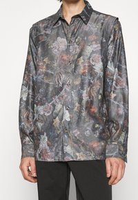 Langärmliges Hemd mit Floralprint in dunklen Tönen, mit glatter, glänzender Textur, Knopfleiste und klassischem Kragen.