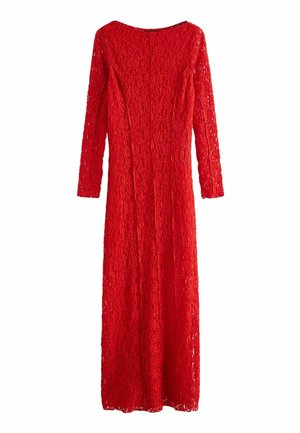 Longue robe rouge en dentelle avec manches longues et silhouette cintrée, dotée d'un col rond et d'un motif floral en dentelle.