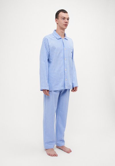 Pyjama en tartan bleu avec une chemise à boutons, manches longues et pantalon assorti, fabriqué dans un tissu doux avec une coupe ample.