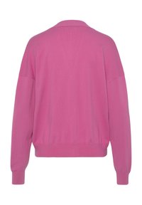 Roza cardigan, mehak pleteni material, sproščen kroj, rebrasti manšeti in spodnji rob, spuščena ramena, preprost dizajn brez vzorcev ali dodatnih podrobnosti.