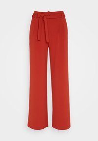 Pantalons larges rouges en tissu lisse, dotés d'une ceinture nouée à la taille, de plis et d'une silhouette épurée.