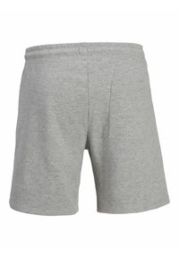 Shorts en coton gris clair avec taille élastique et une seule poche arrière sur le côté droit, vus de dos.