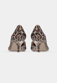 Γόβες με λεοπάρ σχέδιο, μυτερή μύτη, μέσο ύψος τακούνι στιλέτο και λεία υφή. Σχεδιασμός με ανοιχτή φτέρνα και ουδέτερο εσωτερικό επένδυση.