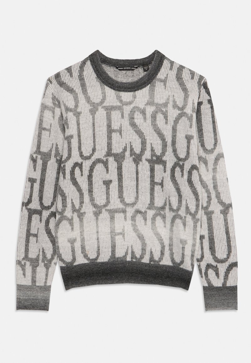Pull en maille gris et blanc à manches longues avec un motif texte "GUESS" surdimensionné et des poignets, un ourlet et un col en côte gris foncé.