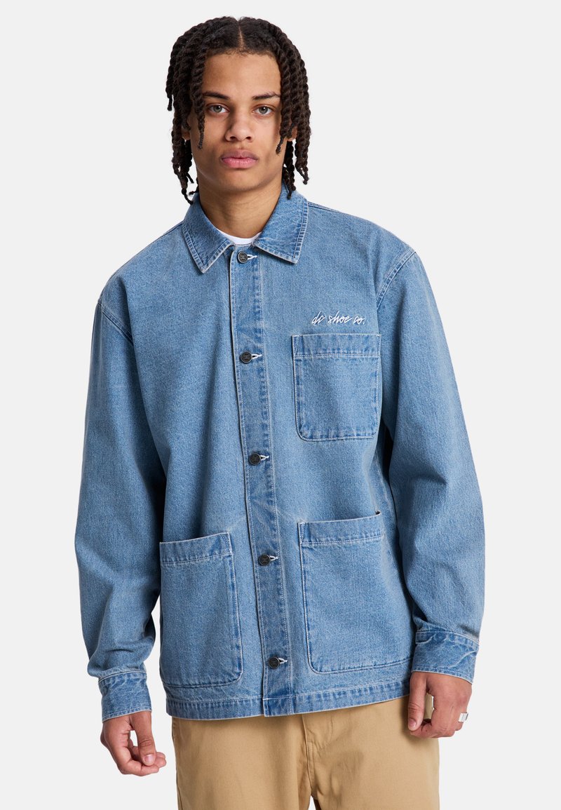 Jasnoniebieska kurtka z denimu z ostrym kołnierzem, guzikami z przodu, dwoma naszywanymi kieszeniami oraz haftowanym logo na lewej piersi.