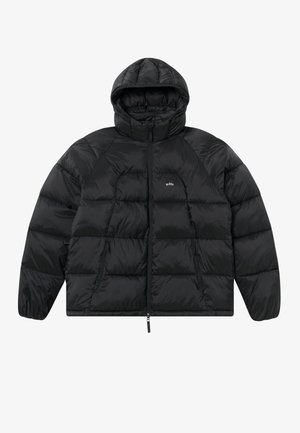 Zwarte pufferjack met capuchon, met een gewatteerd ontwerp, ritssluiting aan de voorkant en zijzakken. Het materiaal heeft een glanzende textuur.