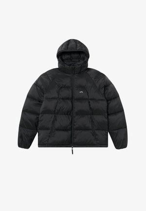 Zwarte pufferjack met capuchon, met een gewatteerd ontwerp, ritssluiting aan de voorkant en zijzakken. Het materiaal heeft een glanzende textuur.