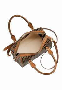 Bolso de cuero marrón con un exterior de tela estampada, cierre con cremallera y dos asas superiores. El interior es beige y cuenta con un pequeño bolsillo con cremallera.