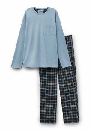 Lichtblauw overhemd met lange mouwen en een borstzak, gecombineerd met zwarte en blauwe geruite broek met bruine accenten en een elastische tailleband.